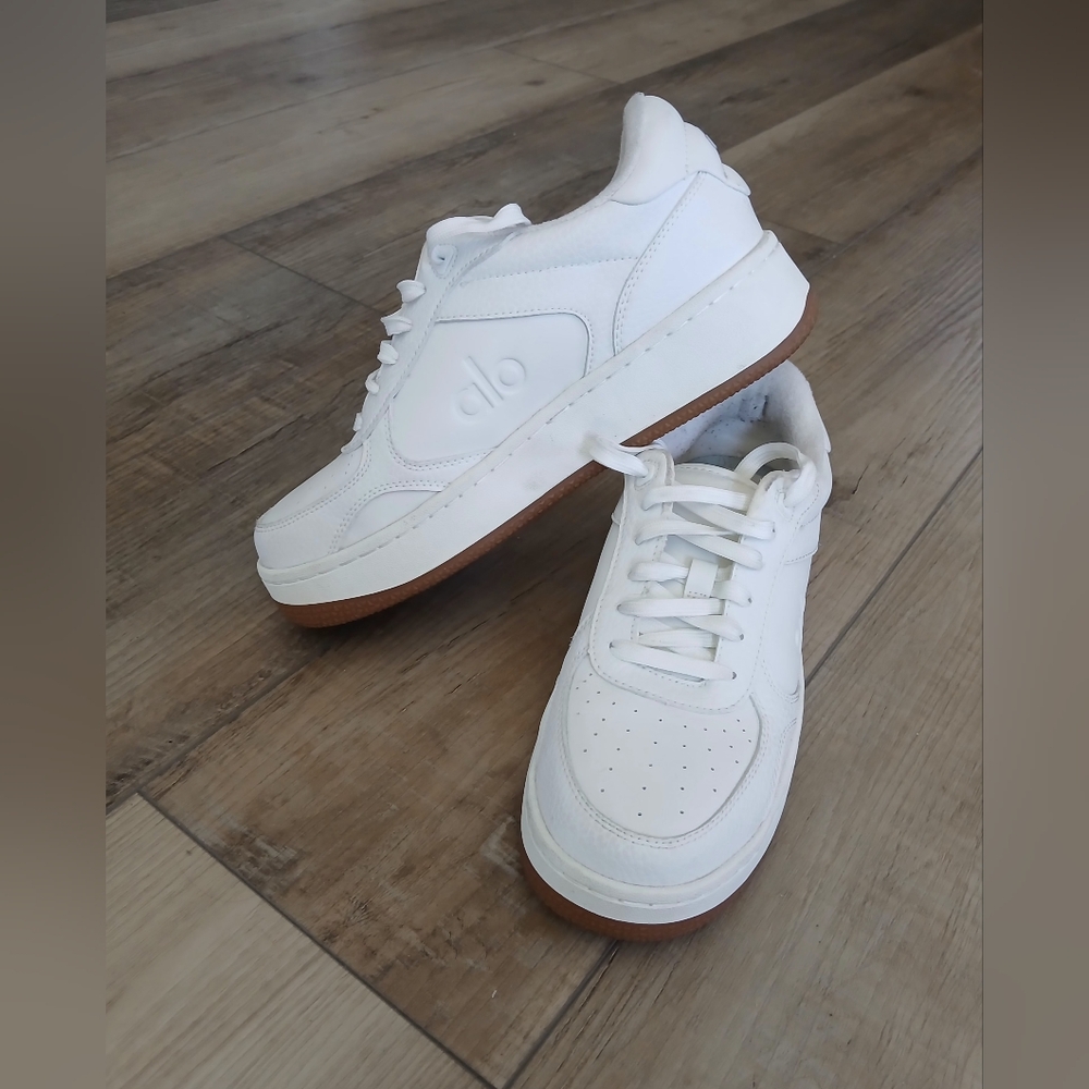 ALO Recovery Mode Sneakers in Natural White/Gum. W (7) M(5.5) - Picture 3 of 11